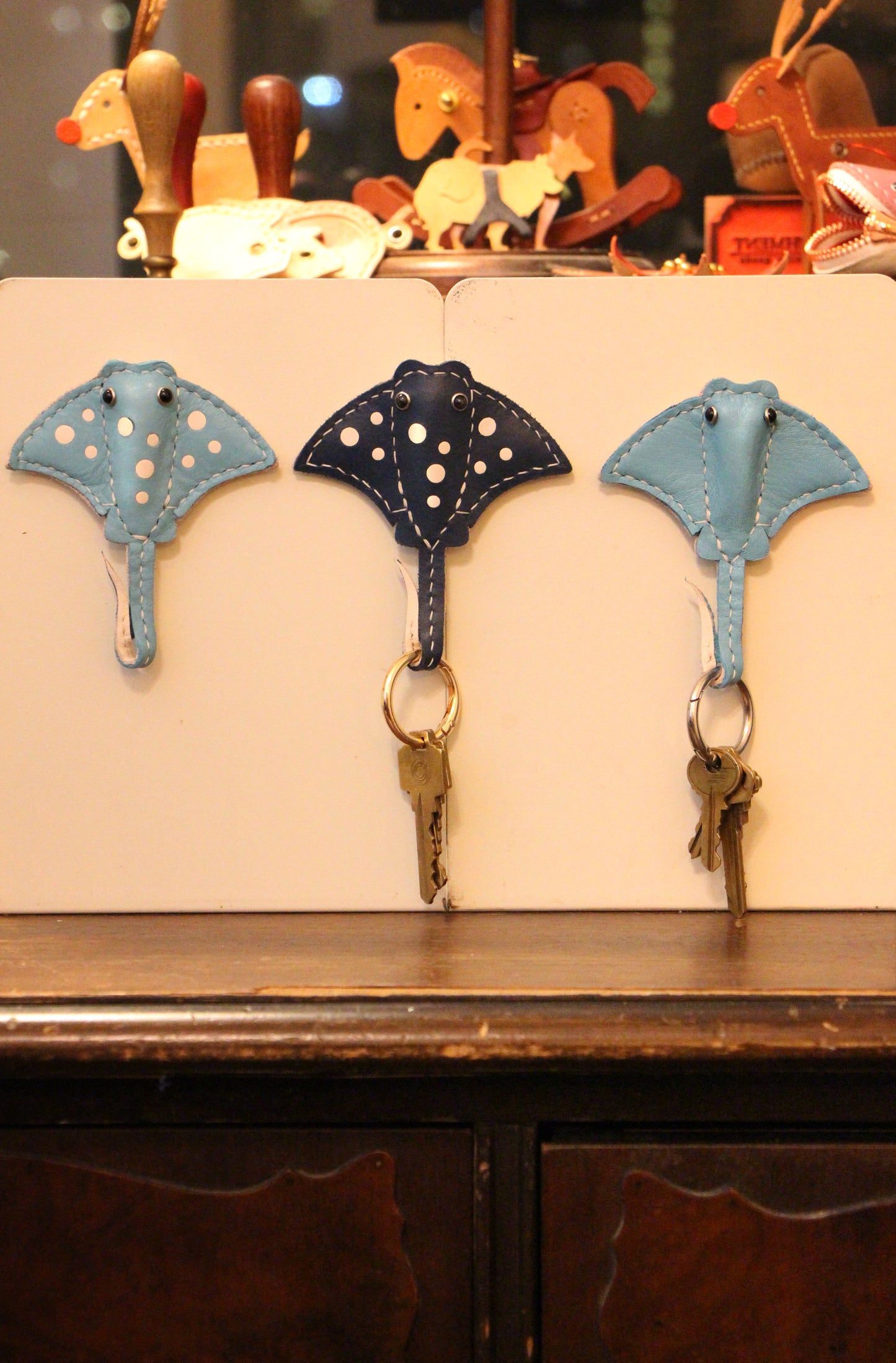Handmade Stingray Sea Flap Flap Airtag Holder /Magnetic Keychain | Made-to-order 4 to 6 weeks lead time to ship from Canada