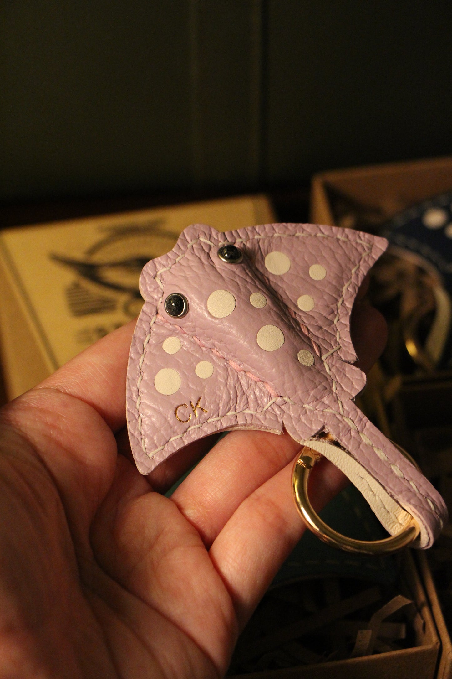 Handmade Stingray Sea Flap Flap Airtag Holder /Magnetic Keychain | Made-to-order 4 to 6 weeks lead time to ship from Canada