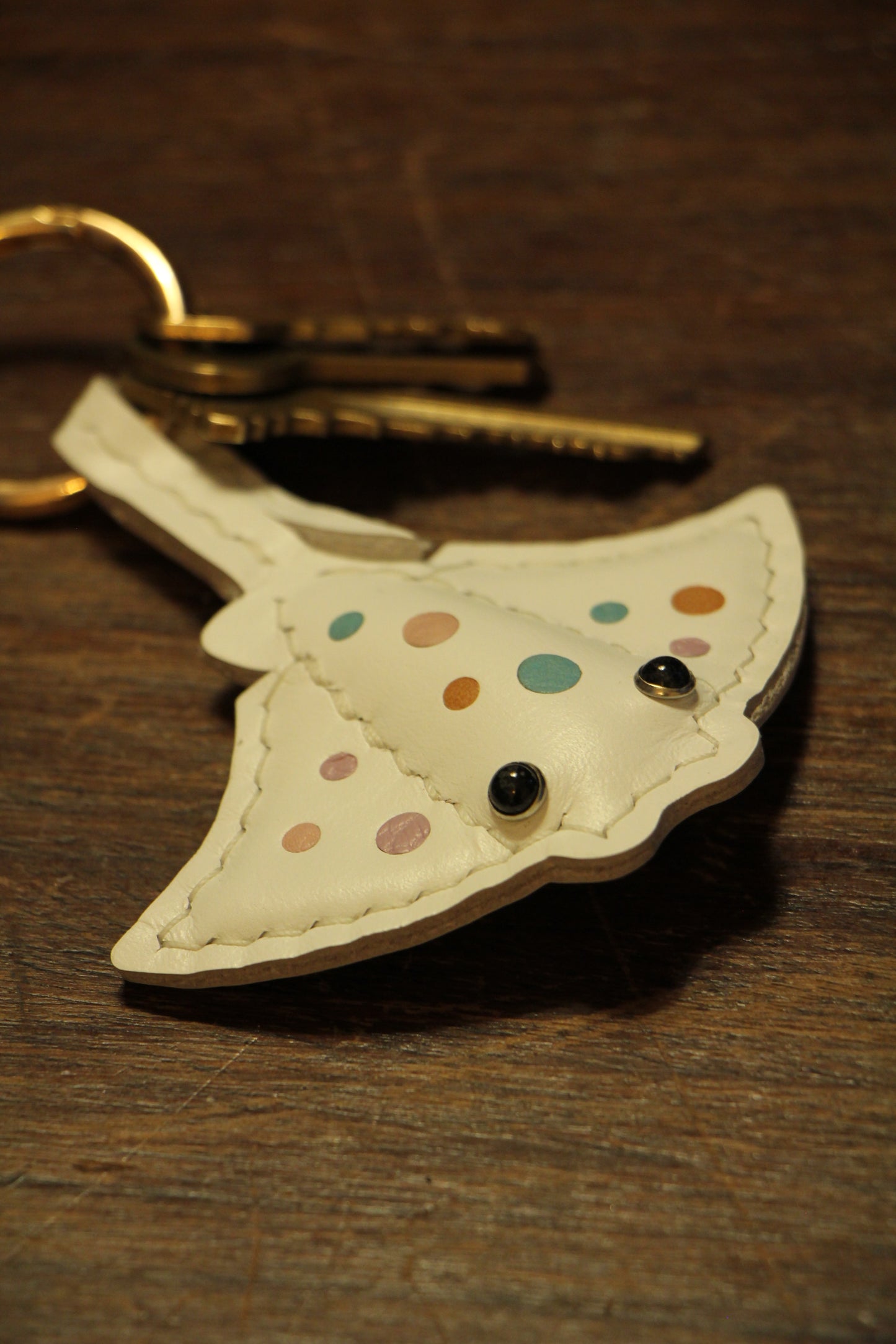 Handmade Stingray Sea Flap Flap Airtag Holder /Magnetic Keychain | Made-to-order 4 to 6 weeks lead time to ship from Canada