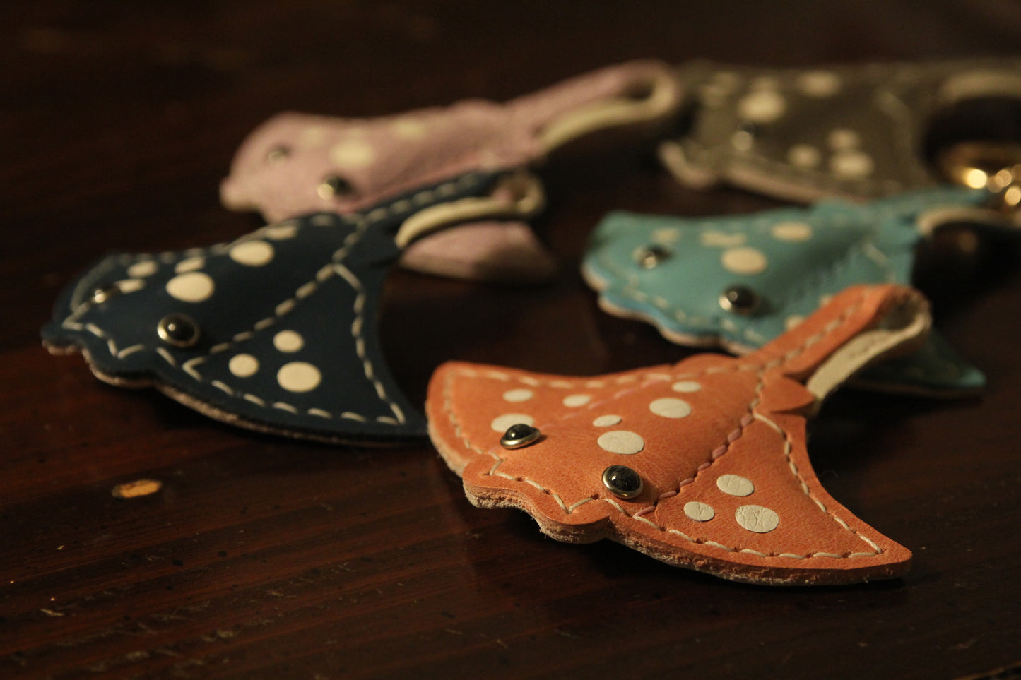 Handmade Stingray Sea Flap Flap Airtag Holder /Magnetic Keychain | Made-to-order 4 to 6 weeks lead time to ship from Canada