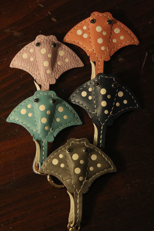 Handmade Stingray Sea Flap Flap Airtag Holder /Magnetic Keychain | Made-to-order 4 to 6 weeks lead time to ship from Canada