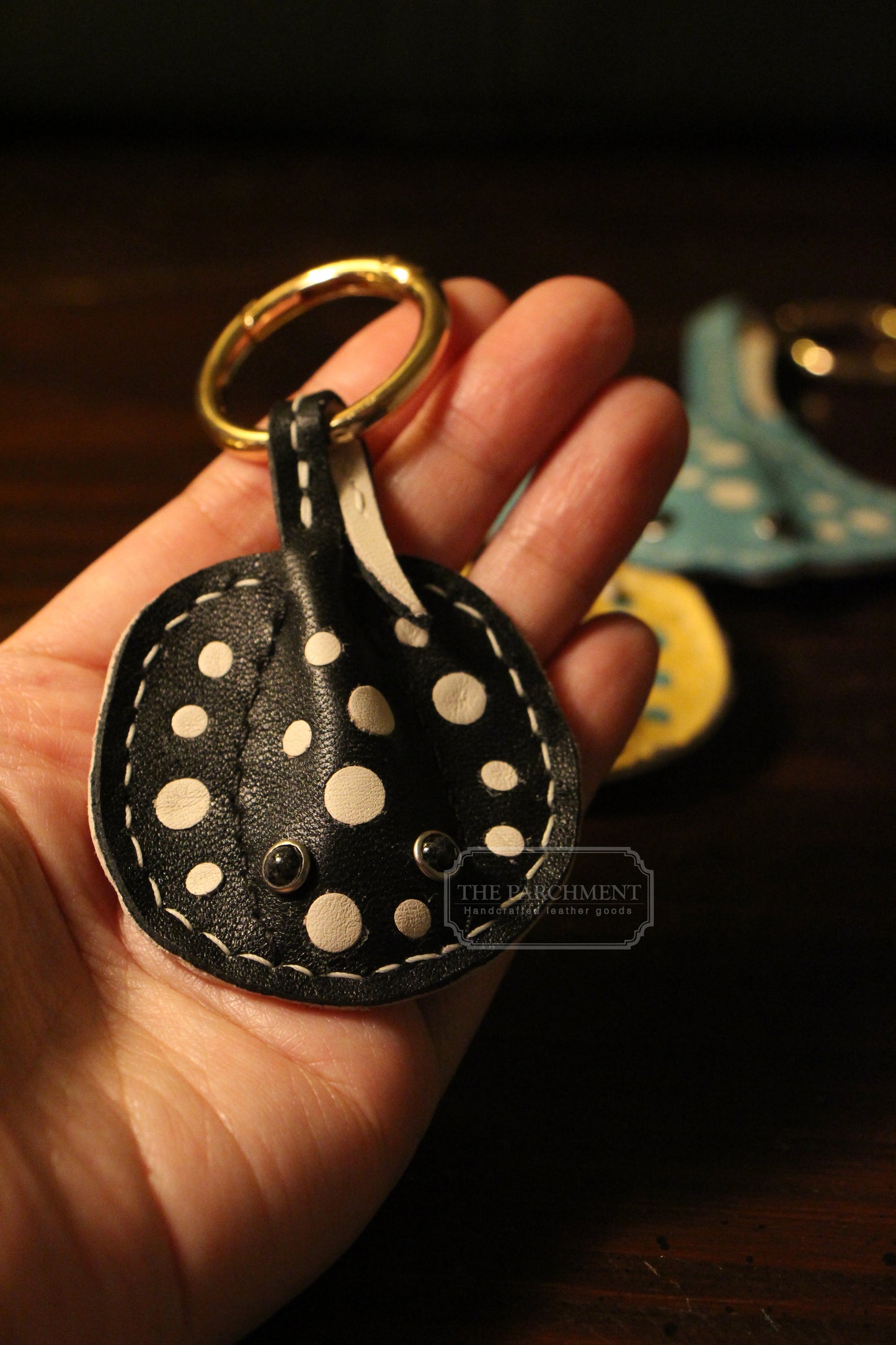 Handmade "Sea Pancake" Stingray Airtag Holder / Magnetic Keychain | Made-to-order 3 to 4 weeks lead time to ship from Canada