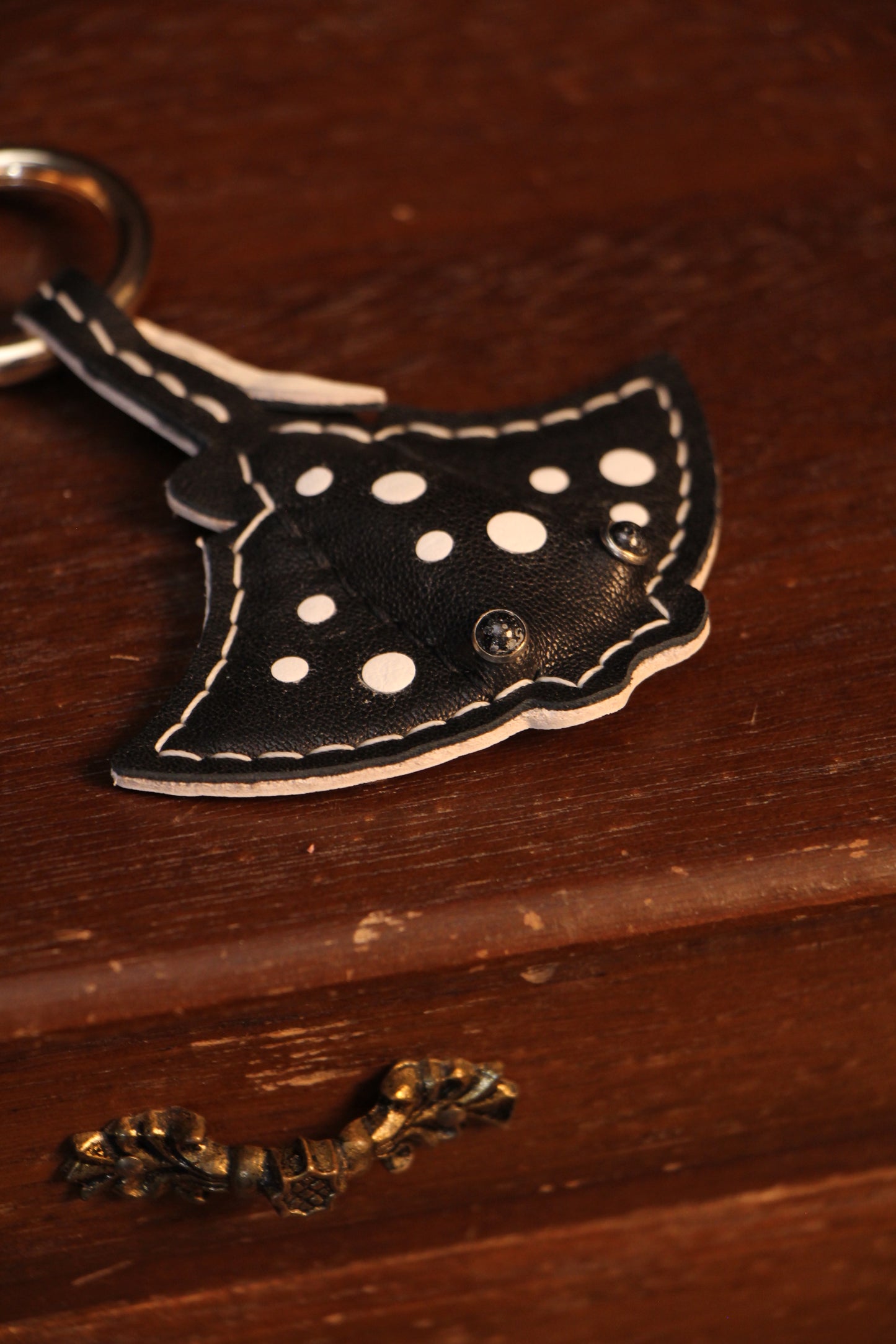 Handmade Stingray Sea Flap Flap Airtag Holder /Magnetic Keychain | Made-to-order 4 to 6 weeks lead time to ship from Canada