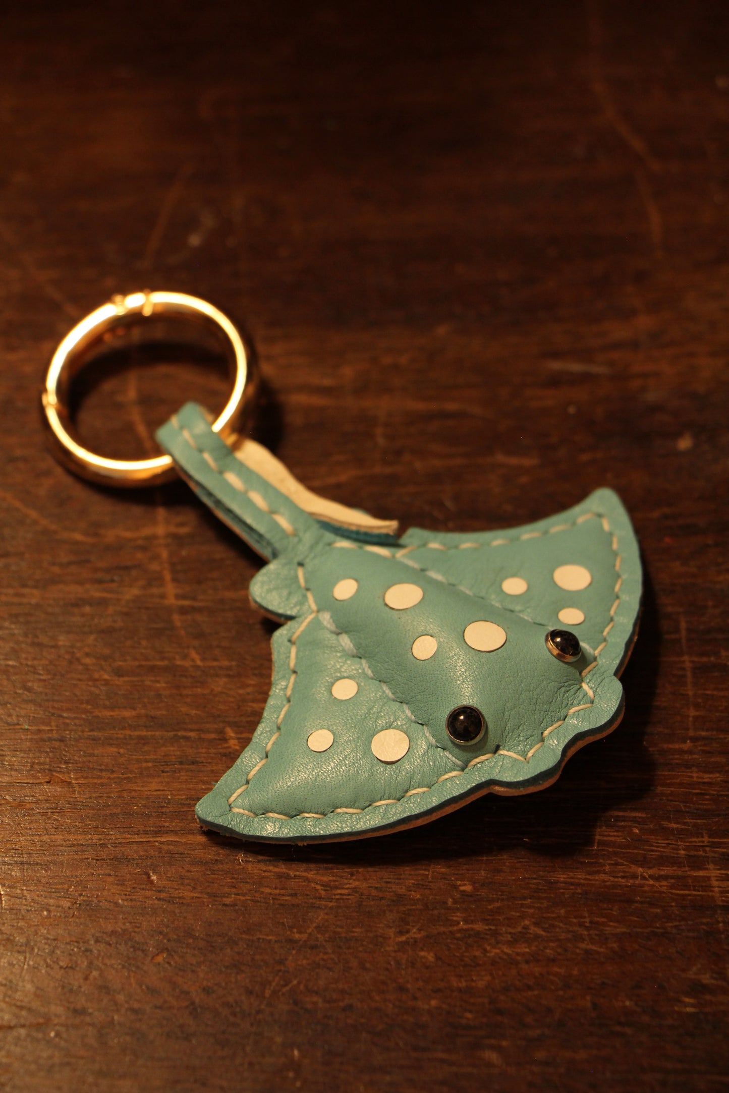 Handmade Stingray Sea Flap Flap Airtag Holder /Magnetic Keychain | Made-to-order 4 to 6 weeks lead time to ship from Canada