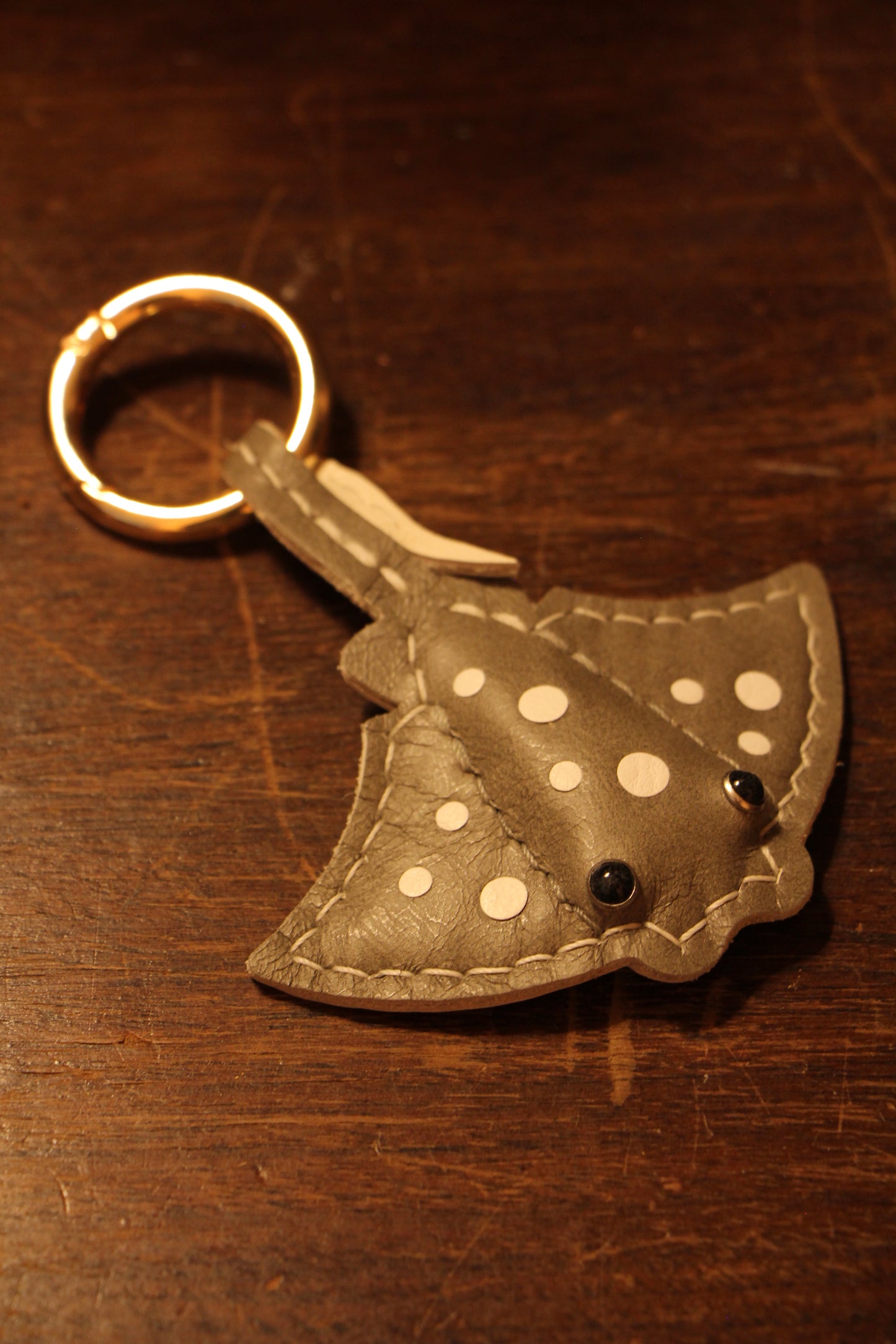 Handmade Stingray Sea Flap Flap Airtag Holder /Magnetic Keychain | Made-to-order 4 to 6 weeks lead time to ship from Canada