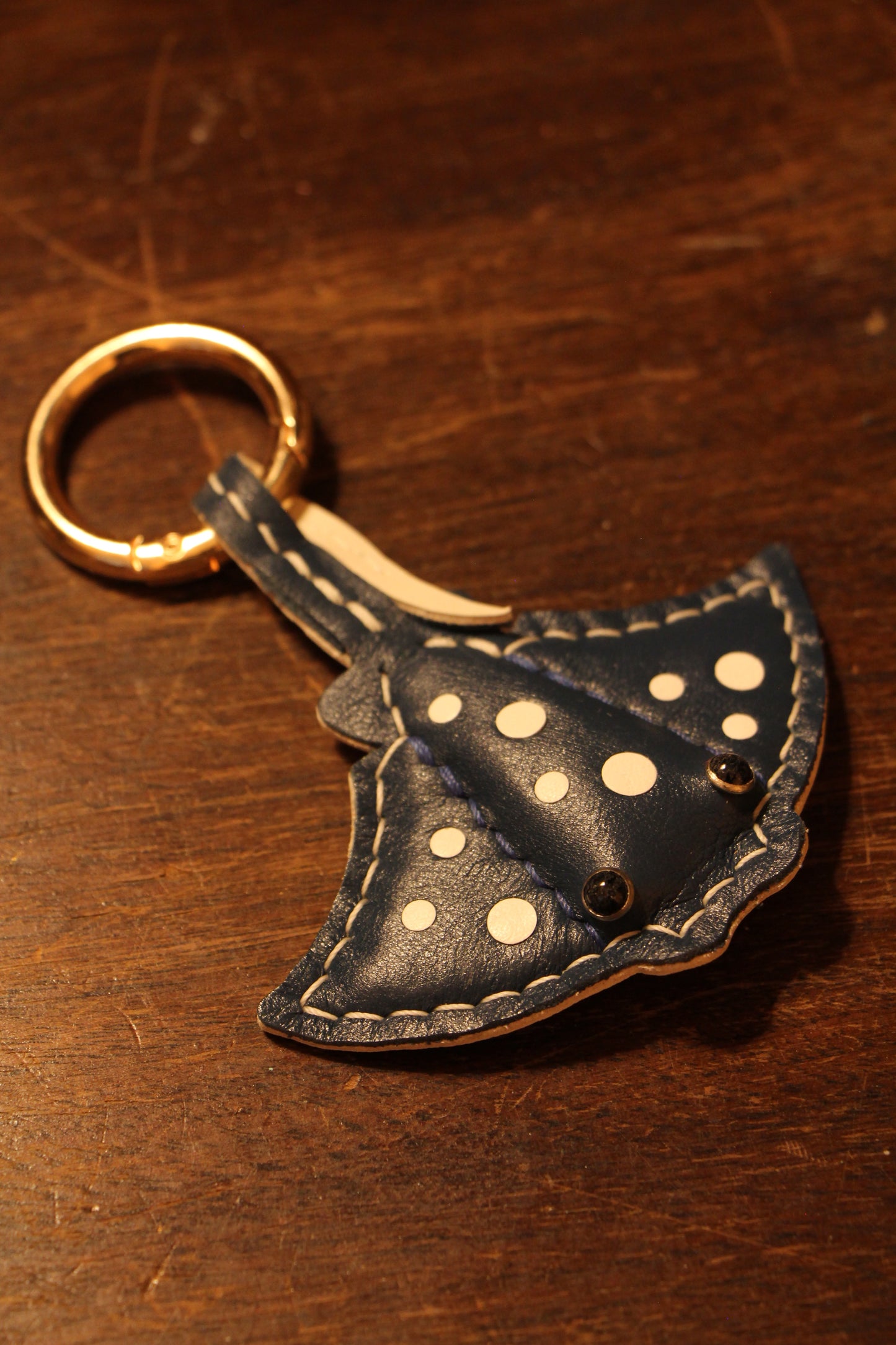 Handmade Stingray Sea Flap Flap Airtag Holder /Magnetic Keychain | Made-to-order 4 to 6 weeks lead time to ship from Canada